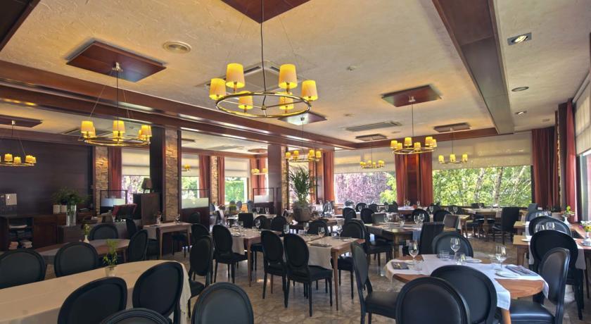 סורט Hotel Restaurant Pessets & Spa מראה חיצוני תמונה